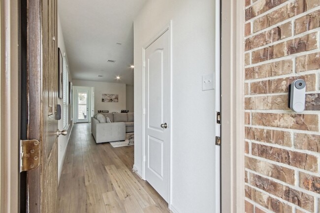 Building Photo - Move In Special. Half Off First Month's Re...