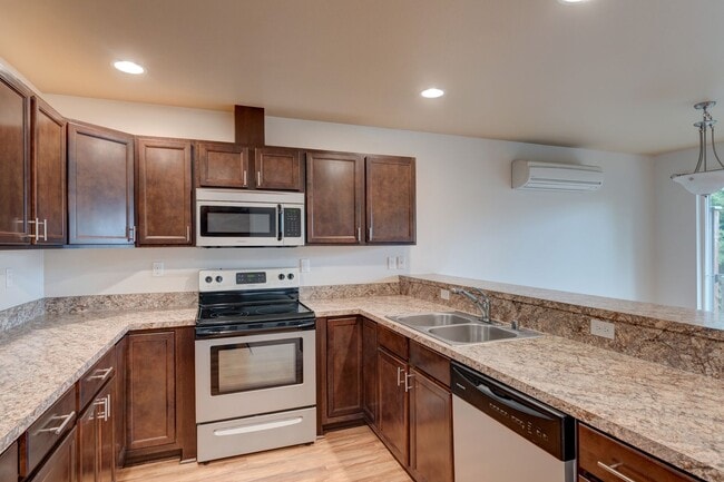 Building Photo - Conveniently Located 3 Bedroom Townhouse