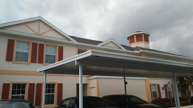 Building Photo - Spacious  3/2 ground floor unit