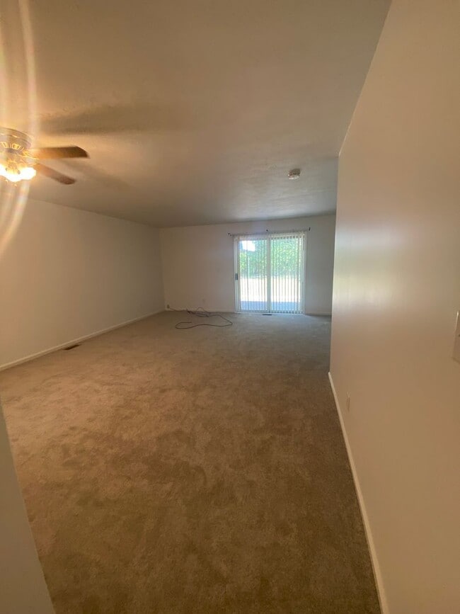 Building Photo - Spacious 2 Bedroom, 2 Bath Single-Story Home