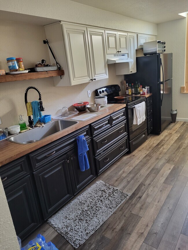 Kitchen - 115 S 7th Ave