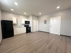 Building Photo - 604 N Main St