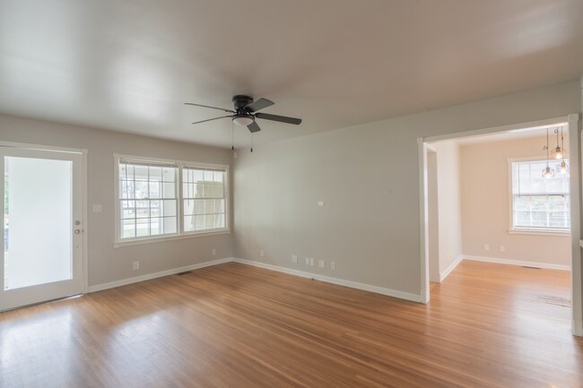 Foto del edificio - Stunning 3 Bed 1 Bath newly renovated!
