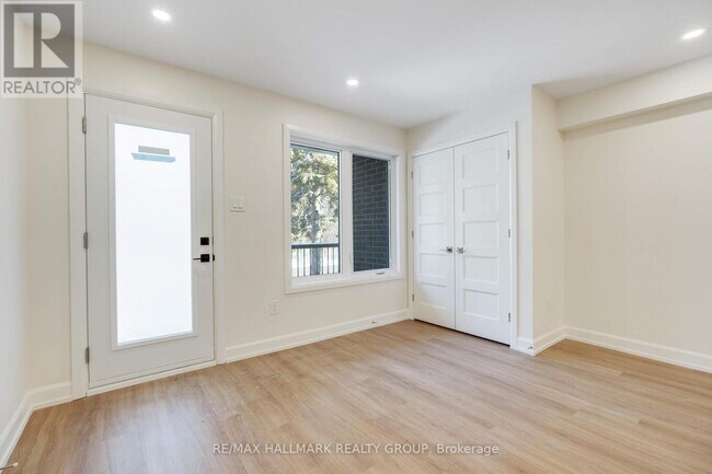 Building Photo - 958 Fisher Ave