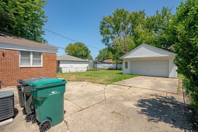Building Photo - 3 Bedroom Ranch - $2650