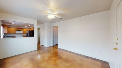 Building Photo - 300 N 10th St