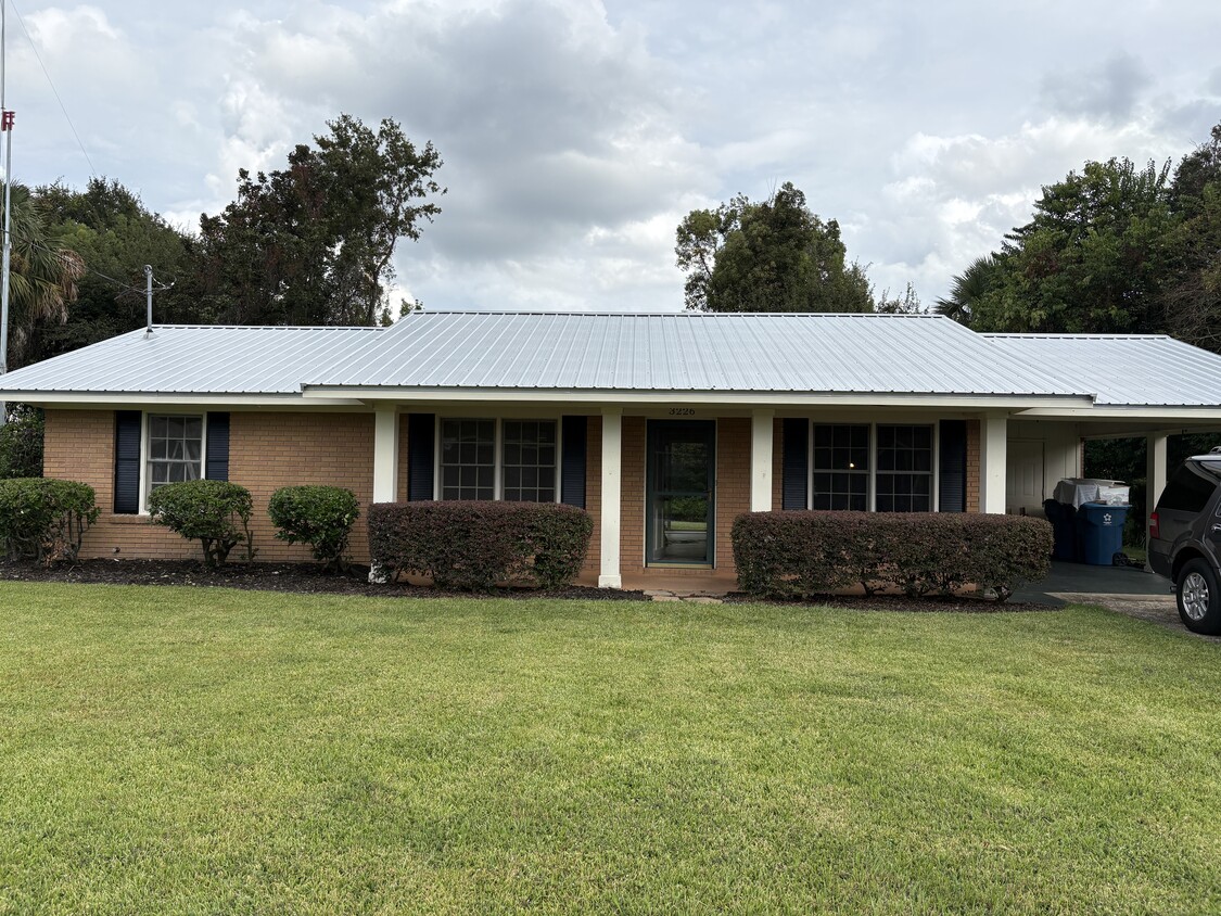 Foto principal - 3226 Rosewood Ave