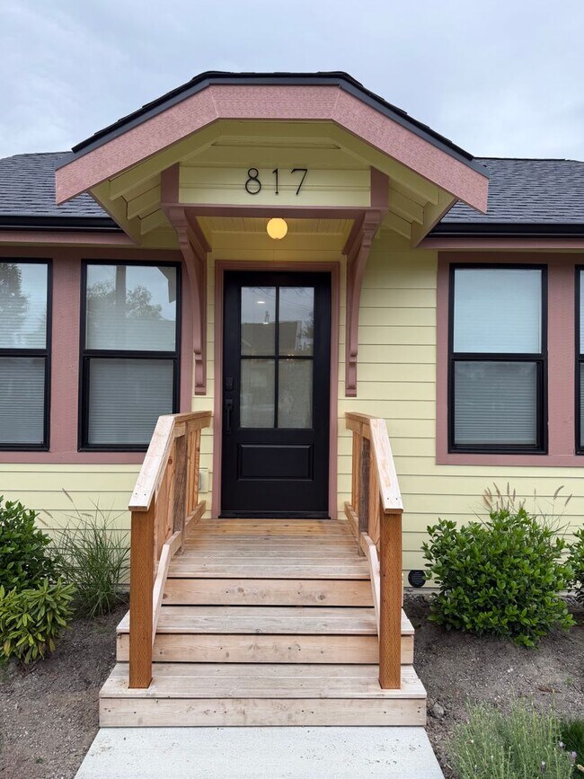 Building Photo - 817 Central St