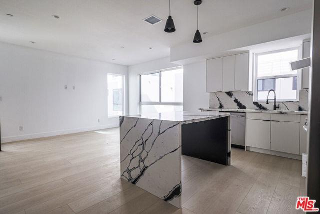 Foto del edificio - 11810 Gilmore St