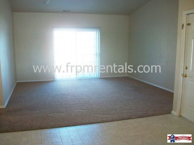Building Photo - SPACIOUS 2 Bed 1.75 Bath- W/D Included