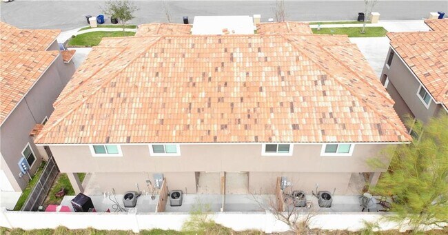 Foto del edificio - 1204 E Pineridge Ave