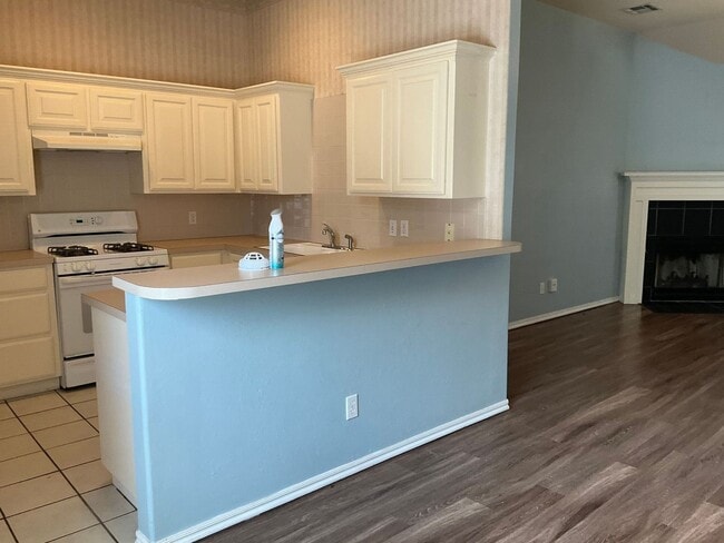 Building Photo - 3 Bed 2 Bath Home!  Half off on the first ...