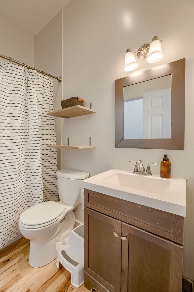 Building Photo - Charming 2 Bedroom Just Minutes from the O...