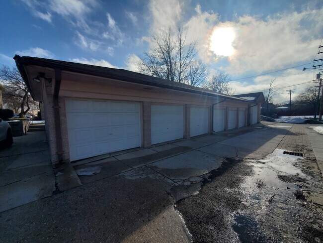 Building Photo - Forest Home 8 Unit