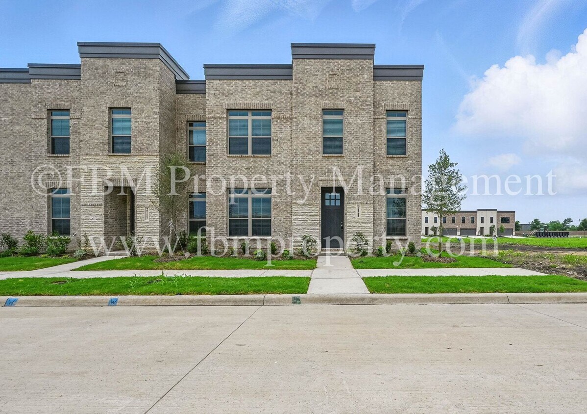 Primary Photo - 2121 Luna Dr