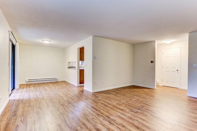 Building Photo - Spacious 2 Bedroom Apartment Home Ready Fo...
