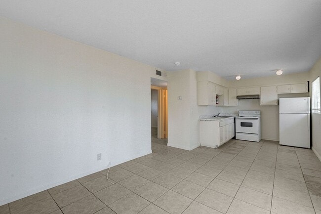 Building Photo - Bright & Spacious 2-Bedroom in the Heart of Las Vegas!