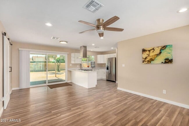 Foto del edificio - 7361 W Shangri La Rd