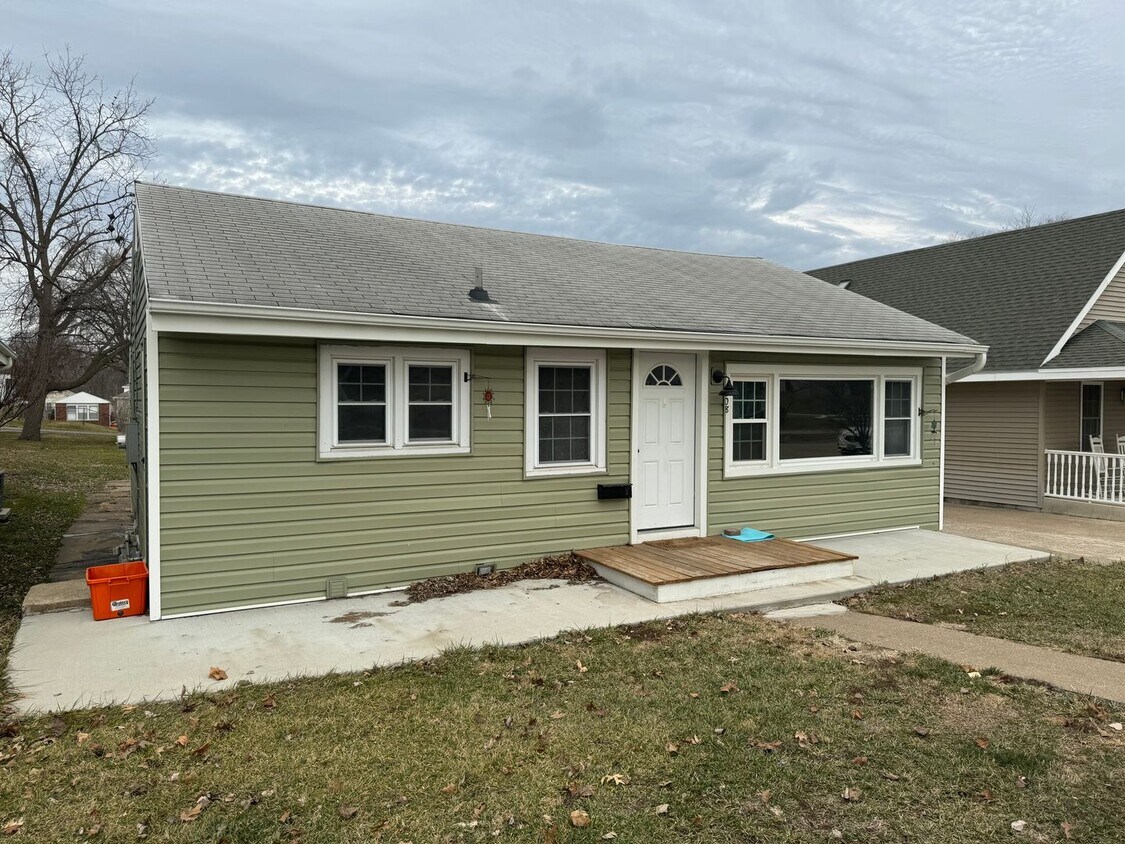 Primary Photo - Well-maintained 2-bedroom, 1-bath house in...