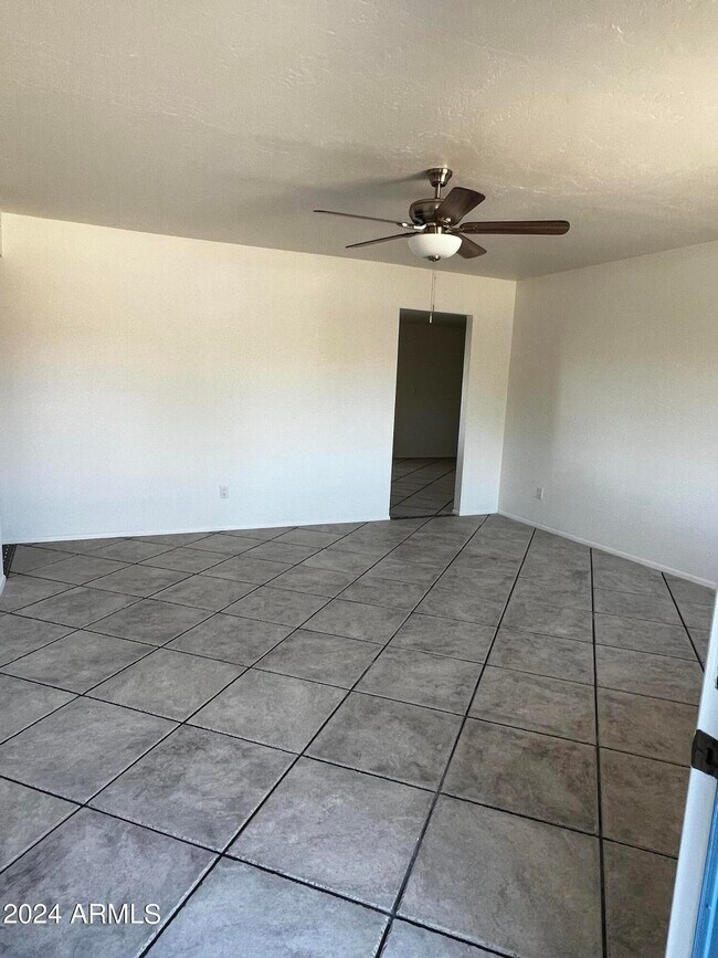 Foto del edificio - 2933 W Northview Ave