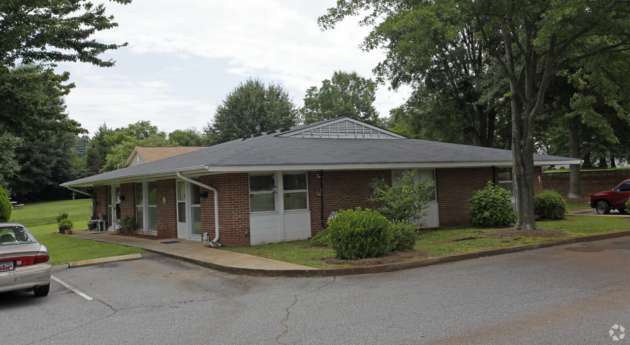 Building Photo - Stilwell Manor I & II