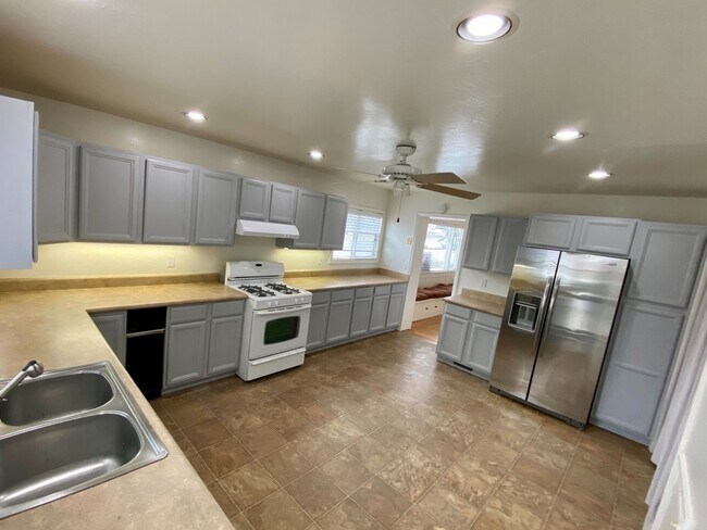 Foto del edificio - Stunning Craftsman 4 Bd / 2 Bath home in t...