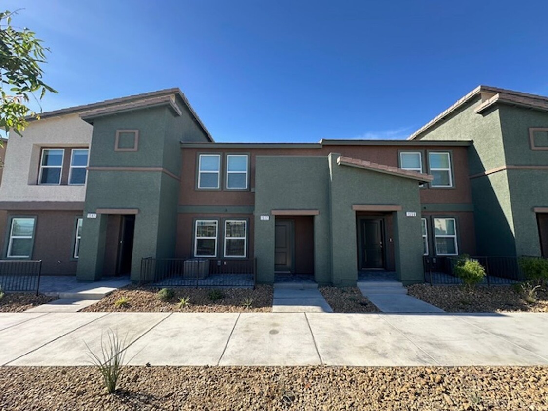 Foto principal - BRAND NEW DR HORTON GATED TOWNHOME COMMUNI...