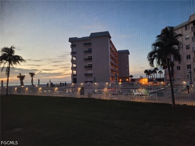 Foto del edificio - 7400 Estero Blvd
