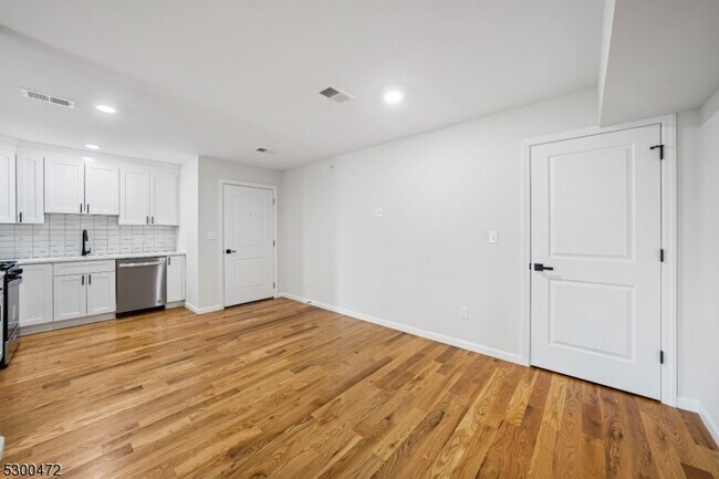 Building Photo - 549 S Orange Ave