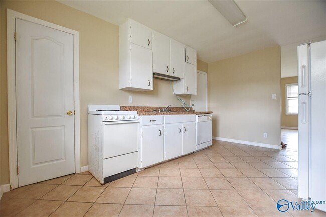 Building Photo - 1512 Oakwood Ave NE