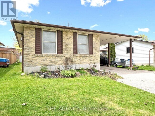 Building Photo - 14 Muskoka Dr