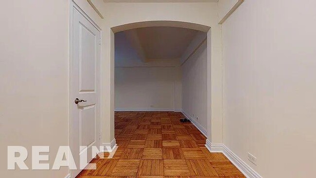 Building Photo - 141 E 56th St