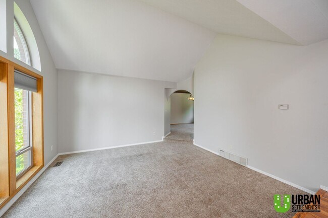 Building Photo - Spacious 4 bedroom and 3 bathroom house fo...