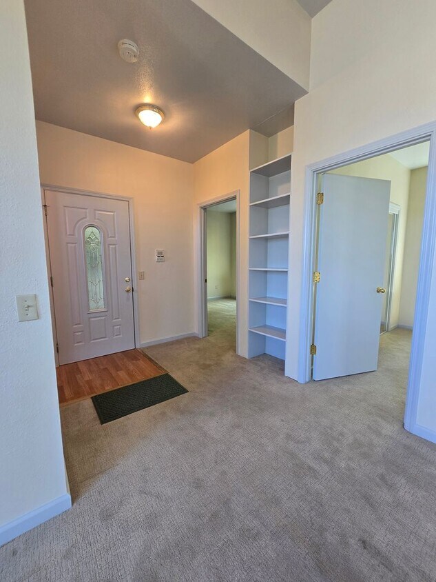 Foto principal - Beautiful 2nd story unit with beautiful vi...