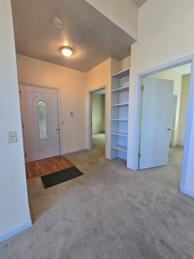 Beautiful 2nd story unit with beautiful vi... - Beautiful 2nd story unit with beautiful vi...