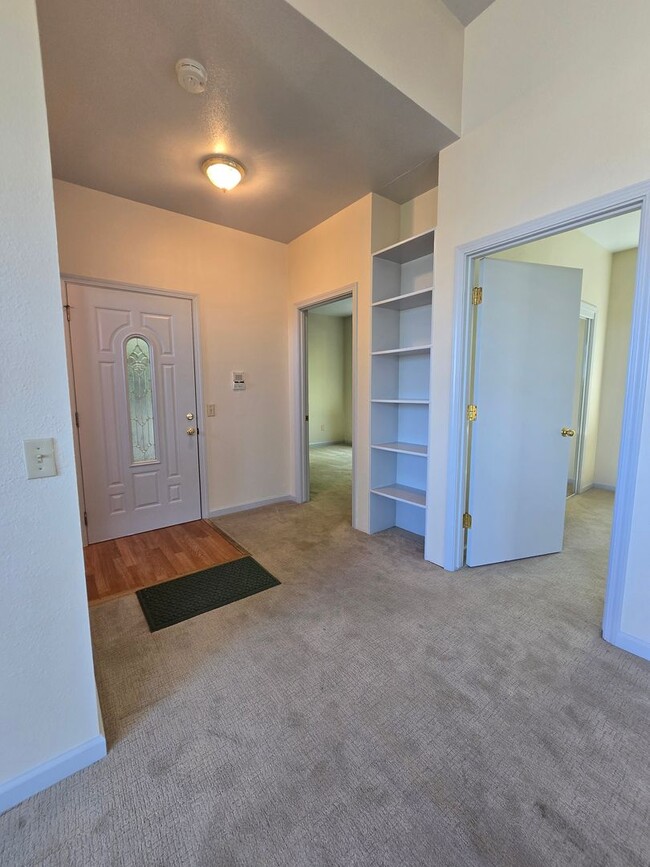 Beautiful 2nd story unit with beautiful vi... - Beautiful 2nd story unit with beautiful vi... House