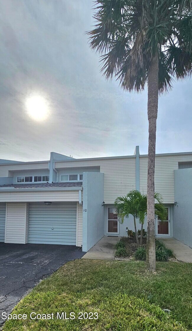 Building Photo - 810 Poinsetta Dr