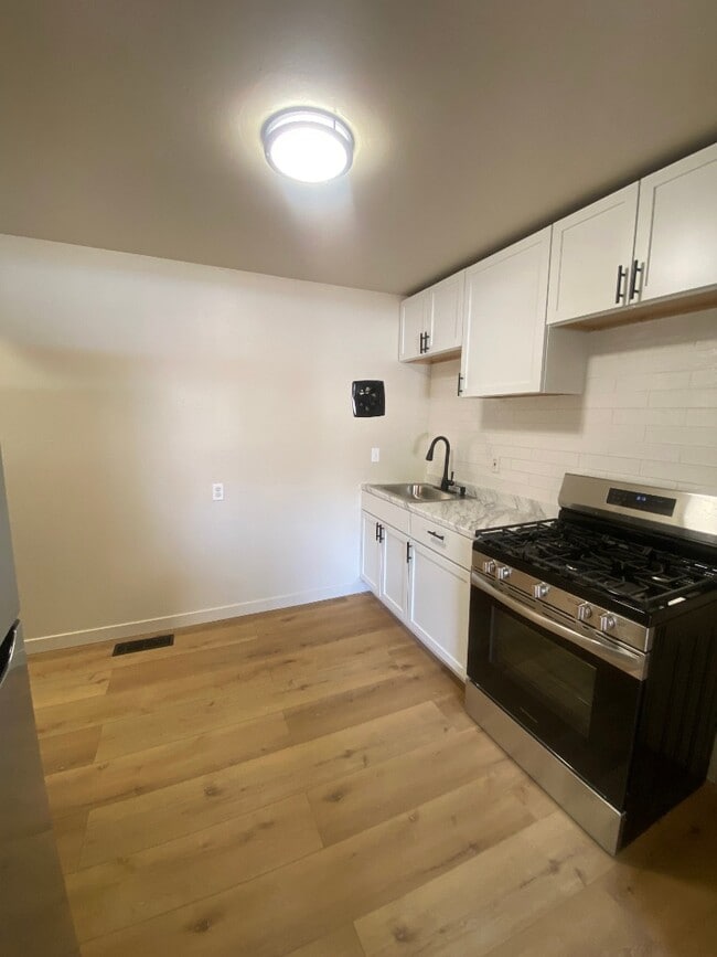 Building Photo - 813-815 Courtois St