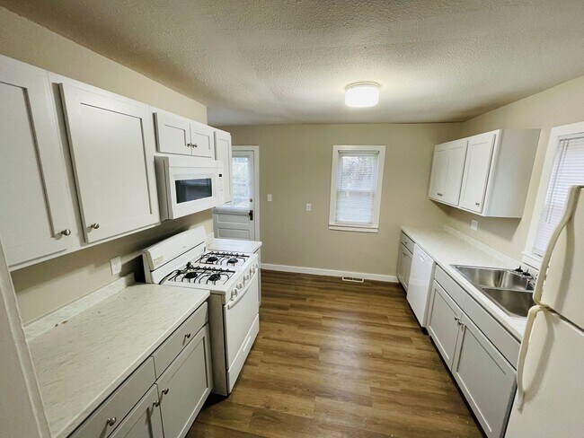 Foto del edificio - Fall 2024 remodel! Brand new cabinets, countertops, vanity etc!