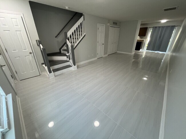 Foto del edificio - "Chic & Cozy: Modern 2-Bed Townhouse with Marble Accents in Greensboro!"