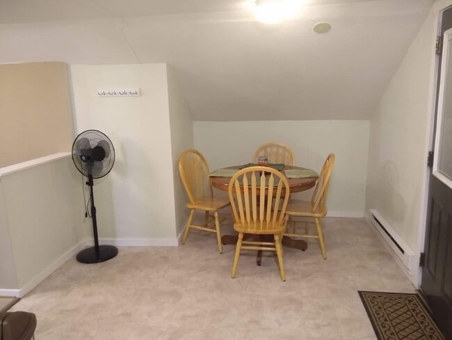 Building Photo - Close to Downtown Upper Level Apartment