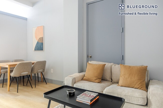 Building Photo - 161 W 54th St