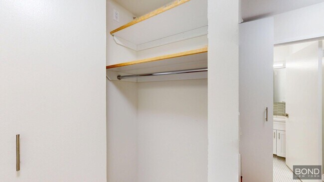 Building Photo - 400 E 71st St