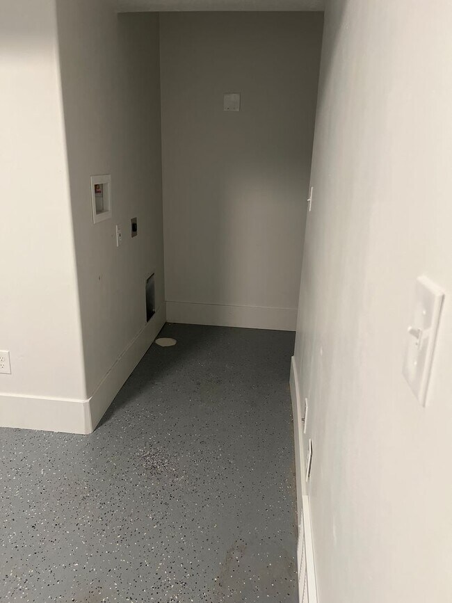 Foto del edificio - Townhouse in Evanston *Move in Special *