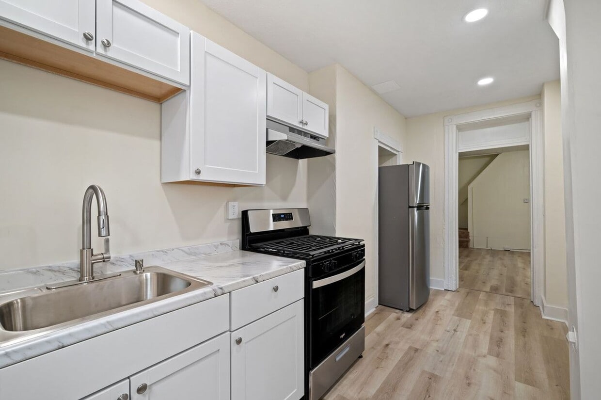 Newly Renovated 2 Bedroom Unit + Bonus Room In The South Side. Available Immediately. - Newly Renovated 2 Bedroom Unit + Bonus Room In The South Side.  Available Immediately.