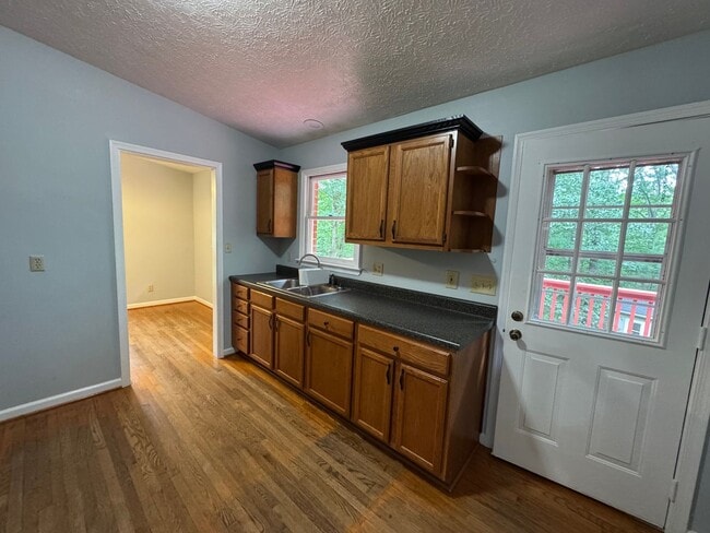 Building Photo - Private and Lovely 3 Bedroom Home