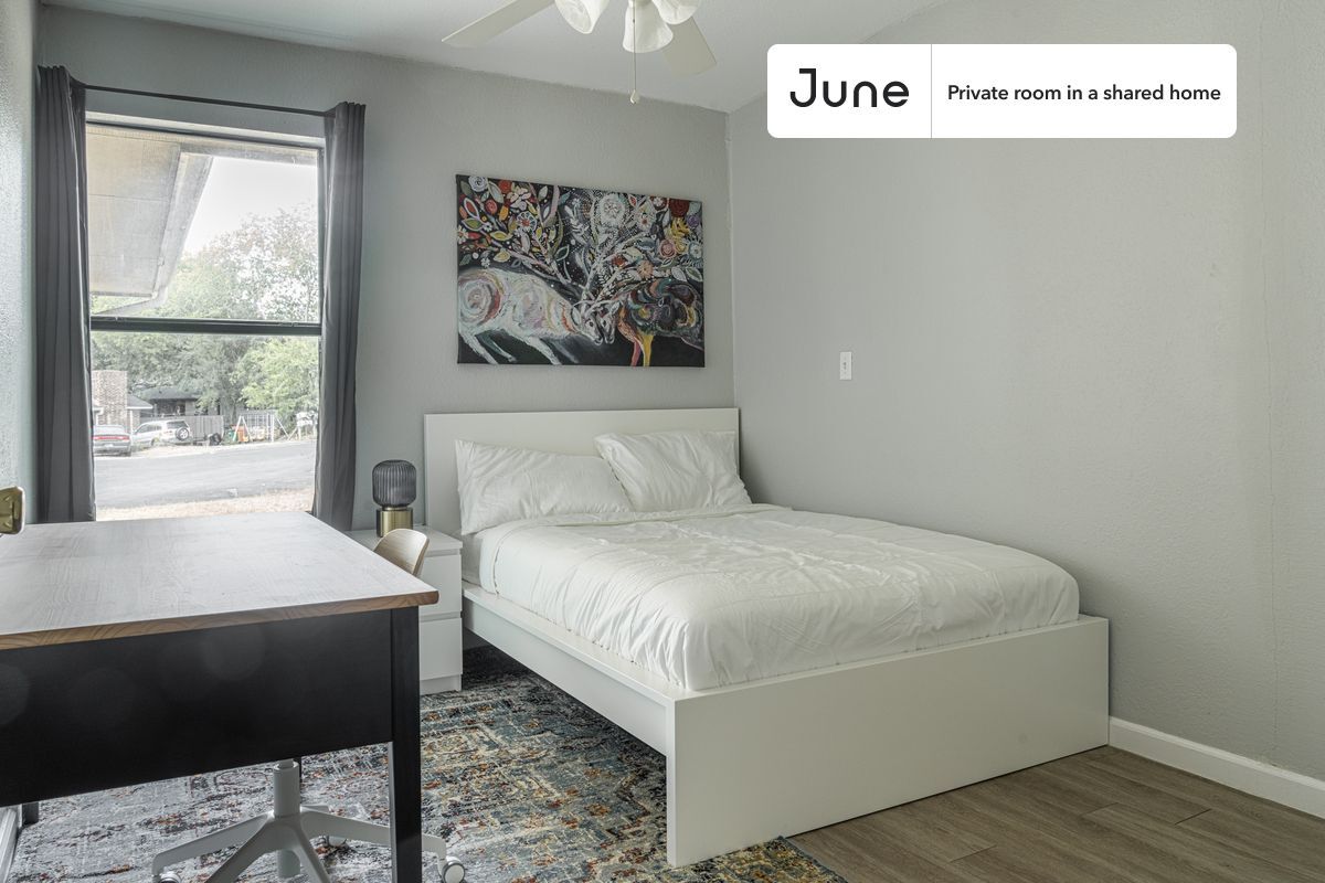 Foto principal - Private bedroom in 3 bed/2 bath Home