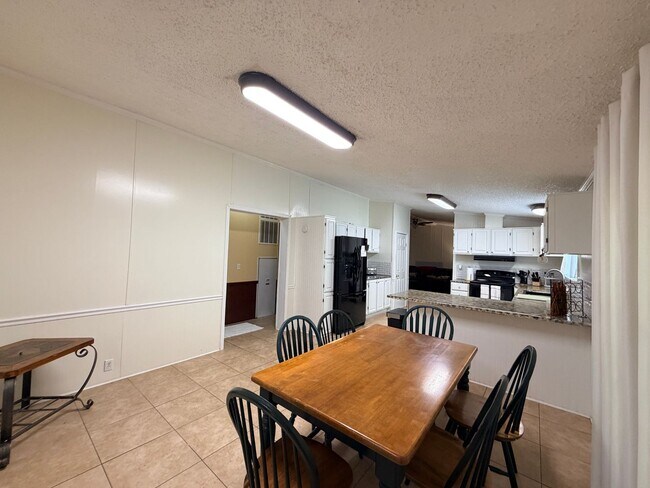 Foto del edificio - 7810 W Lakeshore Dr