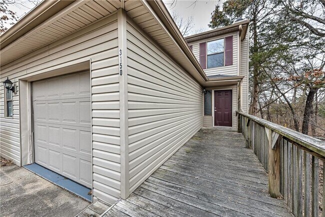 Foto del edificio - Updated 2 Bed 2 Bath Townhome located in East Fayetteville. Pool access included!