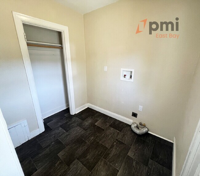 Building Photo - Inviting 2bd Craftsman Bungalow w/ Origina...